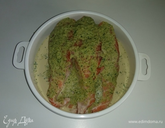 На дно глубокой посуды наливаем чуть-чуть зеленого соуса, затем кладем туда кусок семги и сверху обильно смазываем ее зеленым соусом. Затем поверх этого куска кладем еще один кусок семги и снова смазываем обильно зеленым соусом. Затем сверху еще один кусок семги кладем в эту же емкость и тоже обильно смазываем зеленым соусом. После чего закрываем емкость пищевой пленкой и отправляем на 2 часа 30 минут в холодильник, чтобы рыба пропиталась соусом.