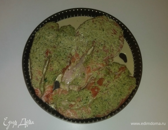 Спустя 2 часа 30 минут достаем семгу в соусе из холодильника. Смазываем противень оливковым маслом и выкладываем на него рыбу. Разогреваем духовку до 185°C и запекаем семгу в духовке 30 минут (время приготовления зависит от вашей духовки).Также в процессе приготовления в противне может образоваться большое количество жидкости (минут через 15 после начала запекания), и ее нужно будет убирать из противня. Спустя 30 минут поставить еще на 10 минут в режим «гриль». Приятного аппетита!