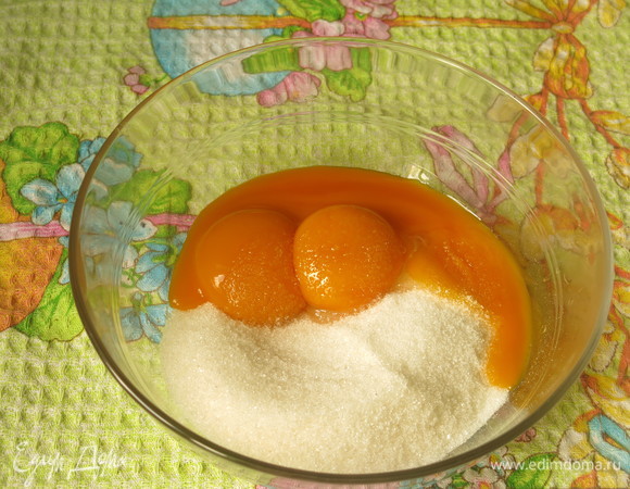 Соединяем сахар и желтки, взбиваем.
