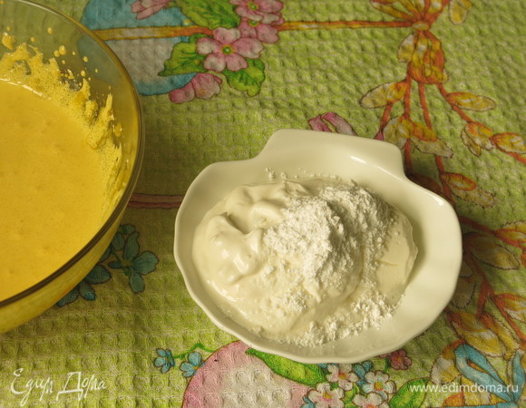 Соединяем сметану и разрыхлитель (или аммоний).