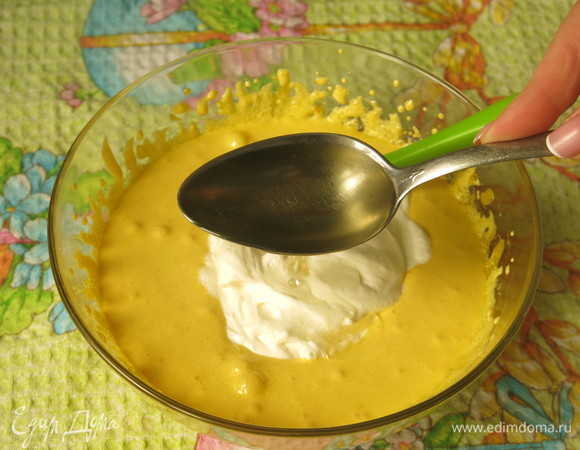 Соединяем мягкое сливочное масло со сметаной и разрыхлителем с яичной массой, вливаем растительное масло.