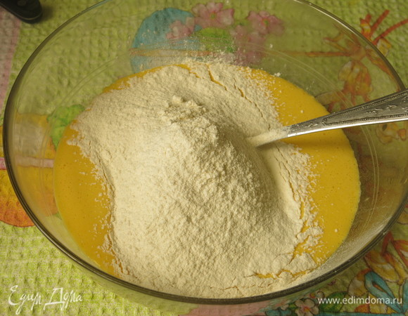 Вмешиваем муку.