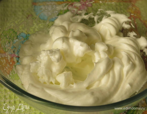 Взбиваем белки с щепоткой соли.