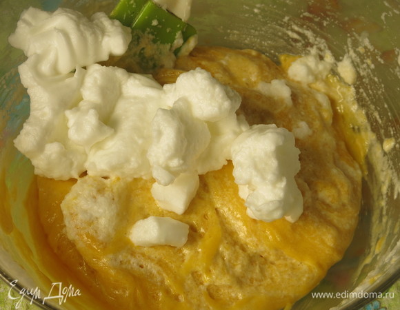 Вмешиваем аккуратно белки в тесто.