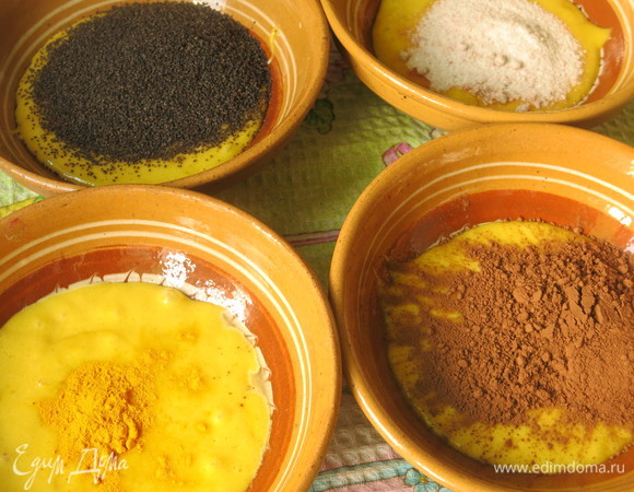 Делим тесто на 4 части, добавляем мак, какао, куркуму и кисель. Перемешиваем.