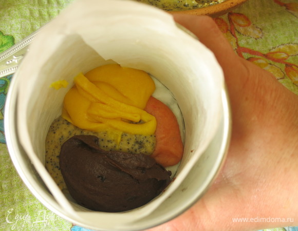 В формы выкладываем по ложке теста на 1/2 объема.