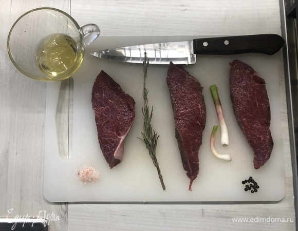 Мясо выбираем как можно «мраморнее», кость — тоже немаловажный момент, она прожаривает стейк, но правильные кусочки найти гораздо сложней — все это нужно для финального результата. Вырезку моем, сушим, нарезаем поперек волокон (от 2 см), оставляем при комнатной температуре как минимум на час.