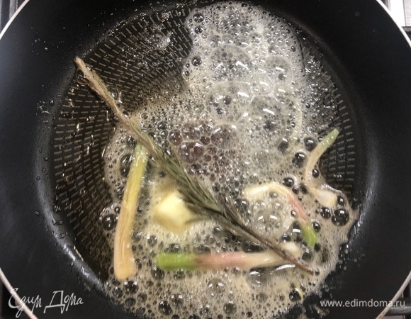 На хорошо разогретую сковороду добавляем сливочное масло, розмарин, чеснок.