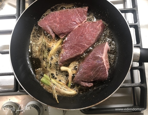 Перед тем как отправить в сковороду мясо, предварительно смазать ее оливковым маслом, жарить до моего результата: по 2,5 минуты с каждой из сторон и еще раз по 1 минуте. С каждой последующей минутой будет меняться степень прожарки.