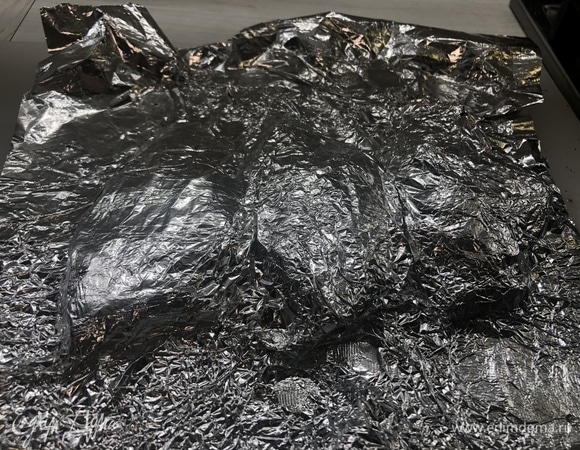После жарки мясо должно отдохнуть как минимум 5 минут. Перекладываем на досточку, небольшим количеством оливкового масла смазываем с каждой из сторон, перчим (лично я выбираю перец горошком и толку его в ступке, чтобы попадались крупные куски), застилаем фольгой.