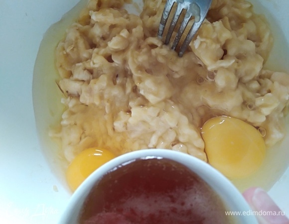 Добавить яйца, жидкий мед, соль, молоко и хорошо перемешать.