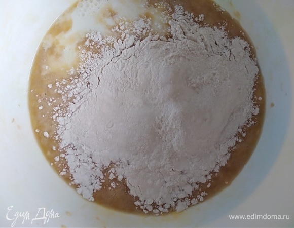Оба вида муки смешать с разрыхлителем. Всыпать в миску и хорошо перемешать.