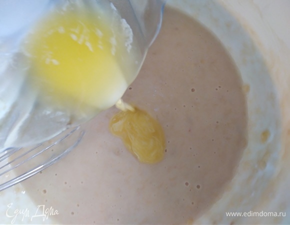 Сливочное масло растопить и немного остудить. Влить в тесто, перемешать. Оставить тесто отдохнуть на 10 минут.