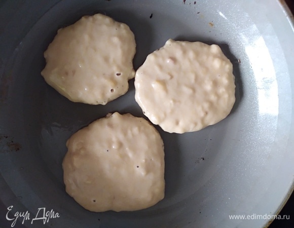 Сковородку смазать растительным маслом и жарить панкейки с обеих сторон на среднем огне.