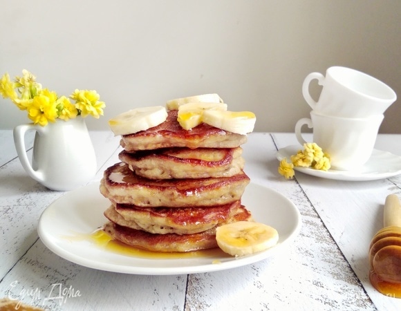 Подавать с кусочками банана и щедро полить медом.