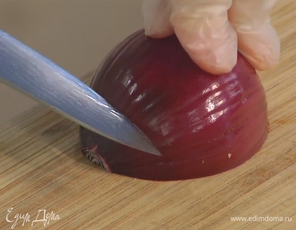 Красный лук почистить и нарезать небольшими кубиками.