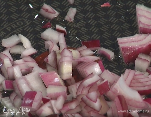 Разогреть в сковороде растительное масло и слегка обжарить лук.