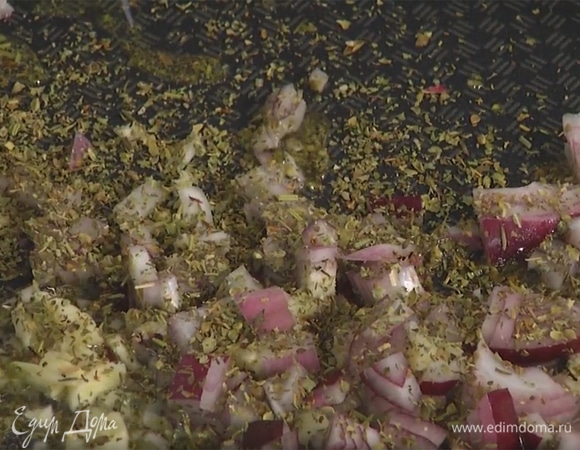 Чеснок почистить, мелко порубить и добавить к луку вместе с прованскими травами.