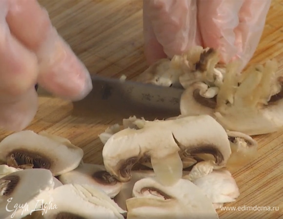 Шампиньоны нарезать тонкими ломтиками, добавить в сковороду и обжарить.