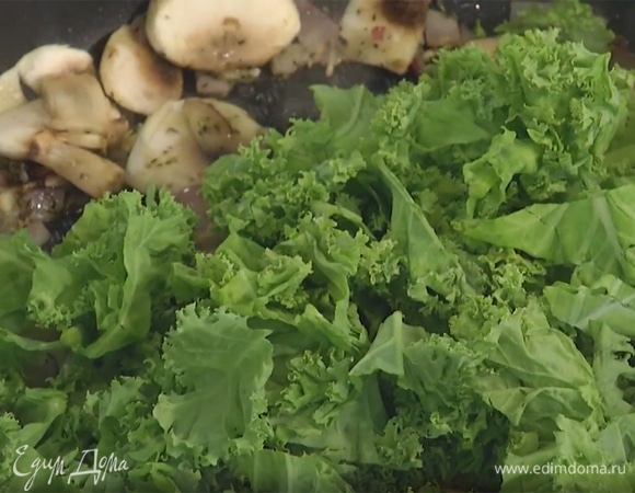 Кейл крупно нарезать, добавить к грибам с луком, слегка припустить и снять с огня.