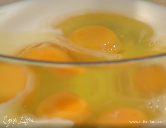 В глубокую миску влить рисовое молоко, добавить яйца, соль и мускатный орех, все взбить венчиком.