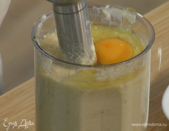 К банановому пюре по очереди добавить сахар, кленовый сироп, предварительно размягченное сливочное масло и яйца, каждый раз взбивая смесь блендером, затем перелить все в глубокую миску, добавить ванильный экстракт и перемешать.