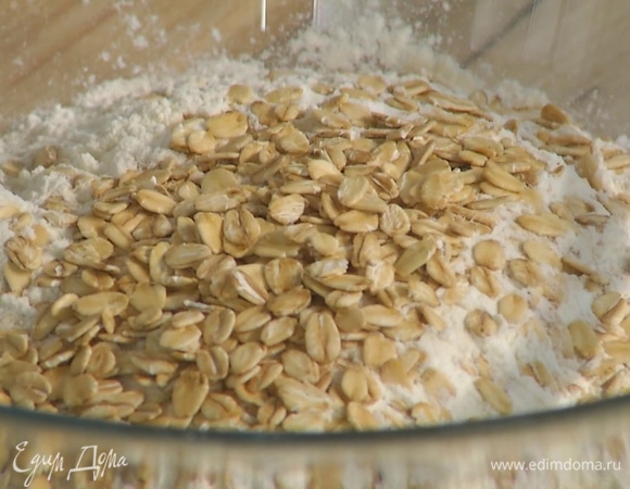 Муку смешать с разрыхлителем и солью, всыпать в банановую смесь, затем добавить 2 ст. ложки геркулеса, 1 ст. ложку семян подсолнечника и вымешать тесто лопаткой.
