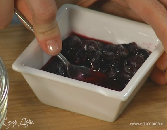 Чернику и голубику раздавить ложкой, получившийся сок перелить в отдельную емкость.