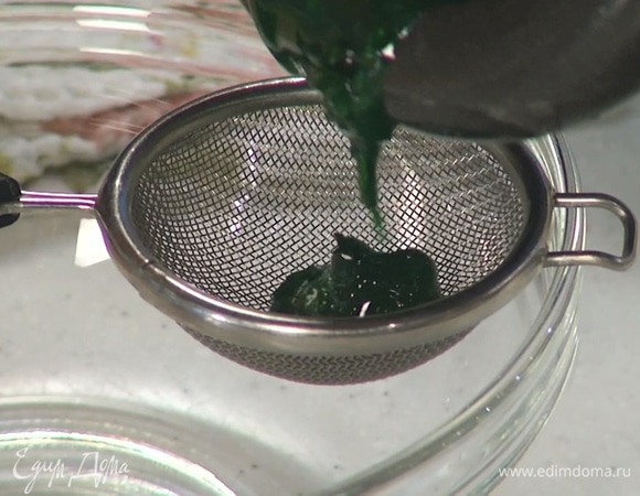 Листья мяты растереть в ступке с мятным сиропом и оставшейся сахарной пудрой, затем протереть через сито в отдельную емкость.