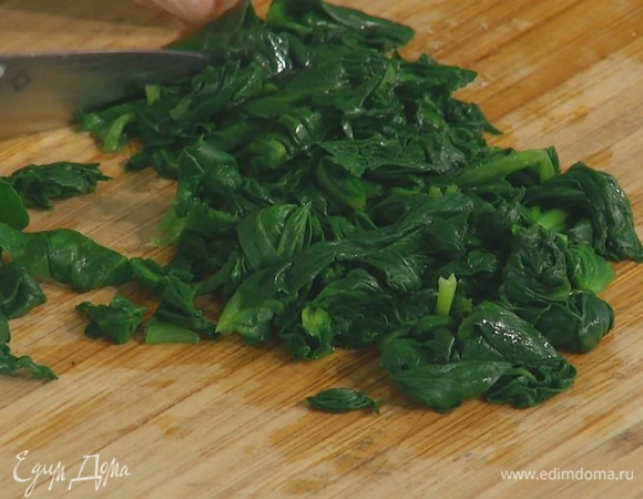 Шпинат опустить на несколько минут в кипящую воду, затем откинуть на дуршлаг, отжать и мелко порубить.