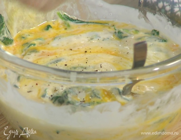 К чесноку добавить горчицу, сливки, измельченный шпинат, яйца, все перемешать, посолить и поперчить, добавить 40 г натертого сыра, еще раз перемешать.