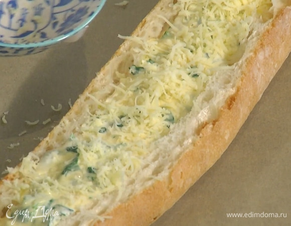 На застеленный бумагой для выпечки противень выложить нижнюю часть багета, равномерно наполнить ее яичной смесью, посыпать оставшимся сыром и накрыть верхней половинкой багета.