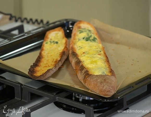 Запекать в разогретой духовке 7 минут, затем верхнюю часть багета снять, положить рядом и запекать еще 3 минуты в режиме «гриль».