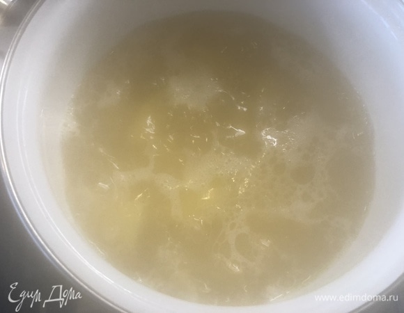 Картофель чистим, режем крупно, отправляем в бульон.