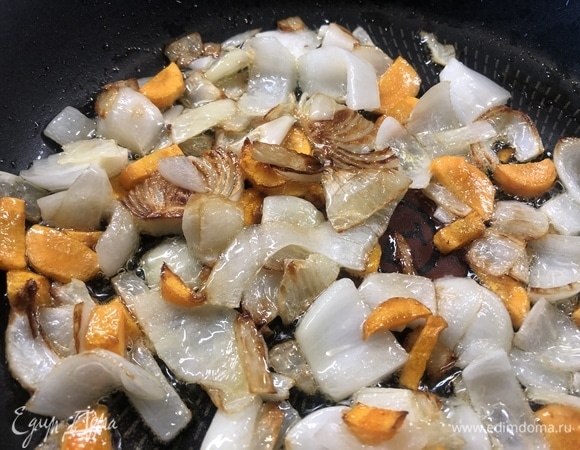 На оливковом масле обжариваем крупно нарезанные морковь и лук.