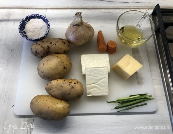 Подготовим ингредиенты. У меня были готовы куриный бульон и сухарики.