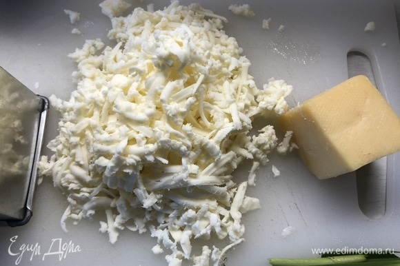 Трем плавленый сыр на средней терке.
