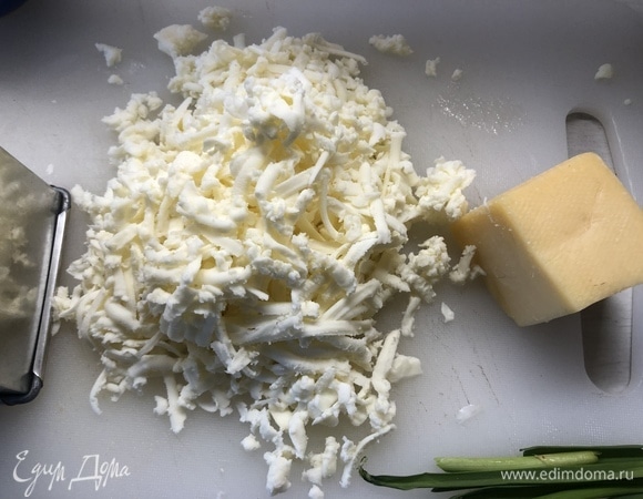 Трем плавленый сыр на средней терке.
