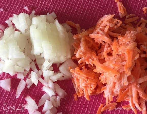 Нарезаем мелко лук, трем морковь на крупной терке и тушим с 1 ст. л. подсолнечного масла в кастрюле, в которой будете готовить суп. Если масла мало, то добавьте немного воды.