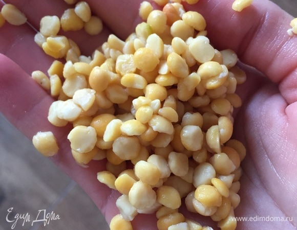 Пока тушатся овощи, промываем горох в холодной воде и заливаем кипятком на 15 минут. Горох увеличится в размерах.