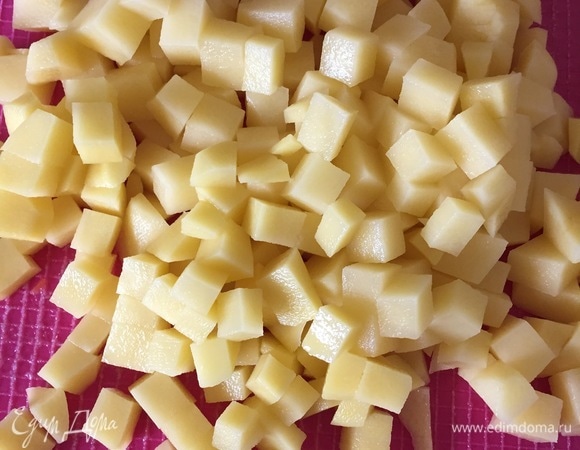 Нарезаем картофель на ваше усмотрение (мне захотелось кубиками) и добавляем к нашим овощам, томим пару минут, добавляем горох, все перемешиваем, томим еще пару минут и добавляем воду до полной кастрюли (у меня трехлитровая кастрюля).