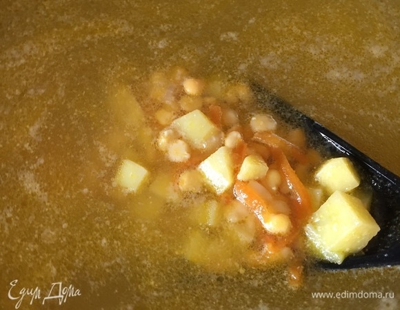 Варим суп до готовности гороха (после закипания — примерно минут 10–15), добавляем паприку (если нет копченой, можно обычную молотую), соль и специи на ваш вкус: у меня черный и душистый перец горошком, лавровый лист. Все перемешиваем, томим минут 5 и выключаем.