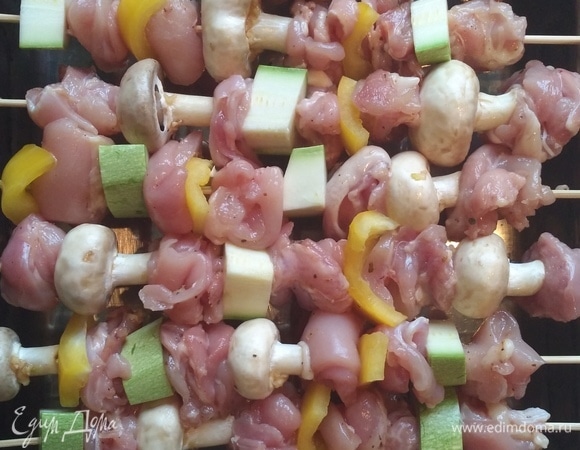 Теперь все ингредиенты поочередно плотно нанизываем на шпажки. Укладываем на противень с высокими бортиками и отправляем в разогретую до 200°C духовку на 35–40 минут.