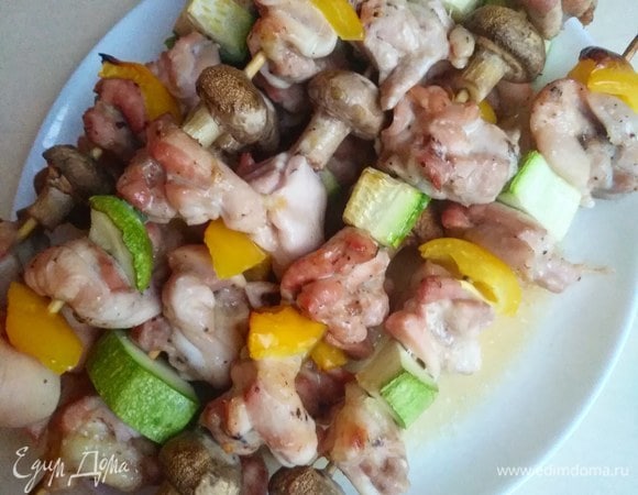 В духовом шкафу получается вот такой шашлык. Приятного аппетита.