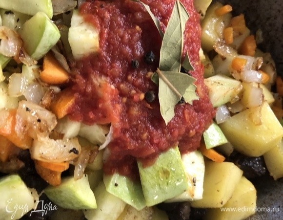 Отправляем зажарку в кастрюлю, добавляем томатную пасту, лаврушку, перец горошком, заливаем на два пальца вверх воды, доводим до кипения, уменьшаем уровень воды до 1,5 раза меньше, чем залили.