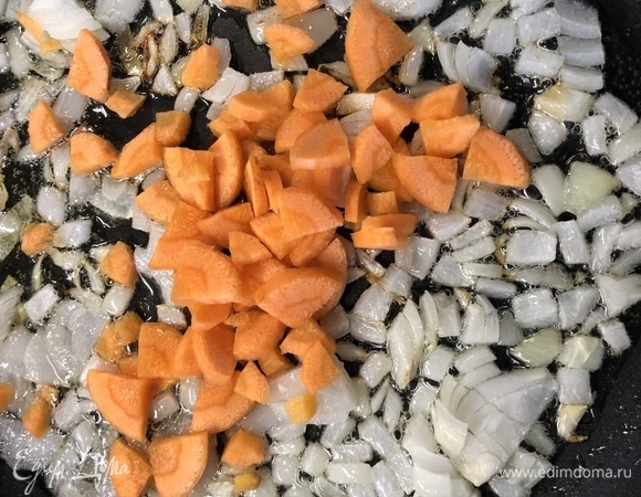 В сковороду с оливковым маслом добавляем мелко нарезанный лук, а чуть позже — крупно нарезанную морковь.