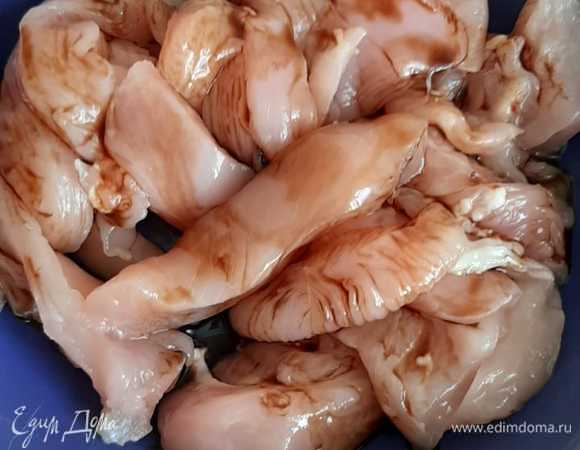 Филе режем полосками, добавляем соевый соус, соль, карри и перец. Обваливаем кусочки во взбитом яйце и сухарях панировочных по очереди. Обжариваем до золотистой корочки на сковороде.