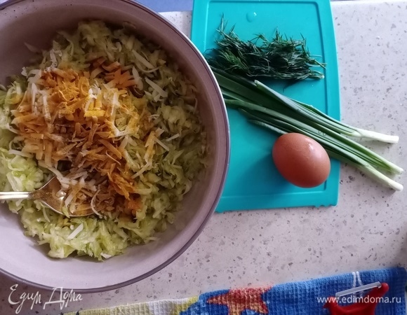 Кабачки помыли, обрезали «попки» и натерли на крупной терке. Посолили, перемешали и выложили в дуршлаг, который поместили над какой-нибудь емкостью, или поставили в раковину, если она вам не понадобится в ближайшее время. Пока кабачки расстаются с лишней жидкостью, ставим сковородку на огонь разогреваться. Измельчаем укроп и зеленый лук. Натираем на терке сыр.