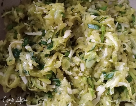 Отжимаем кабачки от лишней влаги, перекладываем в миску. Туда же добавляем зелень, сыр, куркуму, перец, яйцо. Обязательно попробуйте на соль: если не хватает, досолите, хорошо перемешайте.