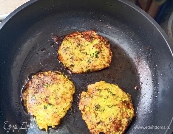 Выкладываем ложкой на разогретую сковороду (не забыв налить на нее растительное масло), аккуратно формируем аккуратные оладушки и обжариваем на среднем огне по 3–5 минут с каждой стороны. Ориентируйтесь на свои предпочтения в степени поджаристости. Готовые оладьи желательно на некоторое время выложить на бумажную салфетку, чтобы избавиться от излишков жира.